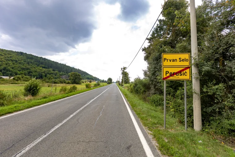 Ovo je bunar užasa u  koji je žena bacila bebu zamotanu u vrećicu. U Perušiću ne pamte ovakav zločin