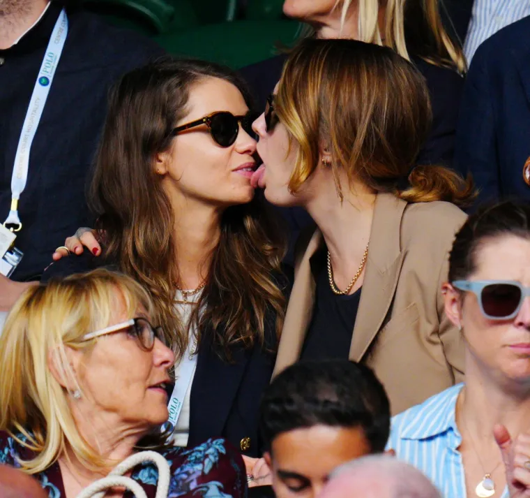 Dok se Novak Đoković znojio na terenu, Cara Delevingne napravila sistematski pregled svoje djevojke - i to jezikom!