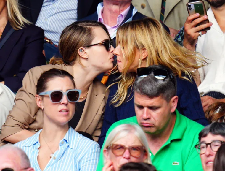 Dok se Novak Đoković znojio na terenu, Cara Delevingne napravila sistematski pregled svoje djevojke - i to jezikom!