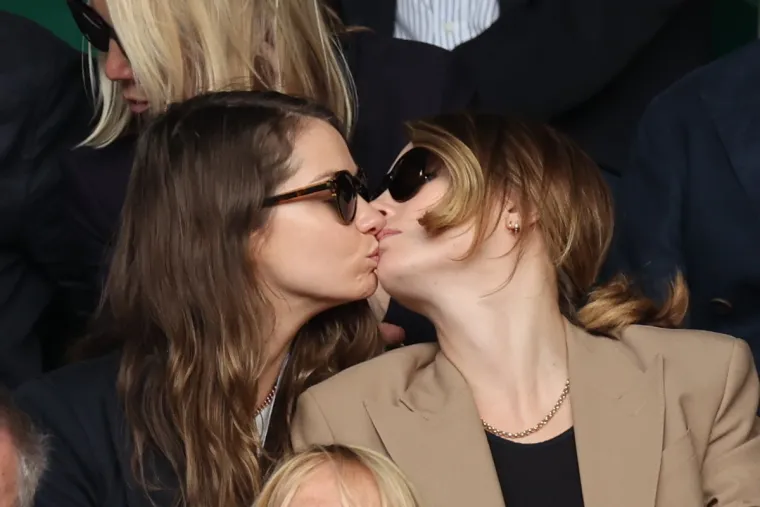 Dok se Novak Đoković znojio na terenu, Cara Delevingne napravila sistematski pregled svoje djevojke - i to jezikom!