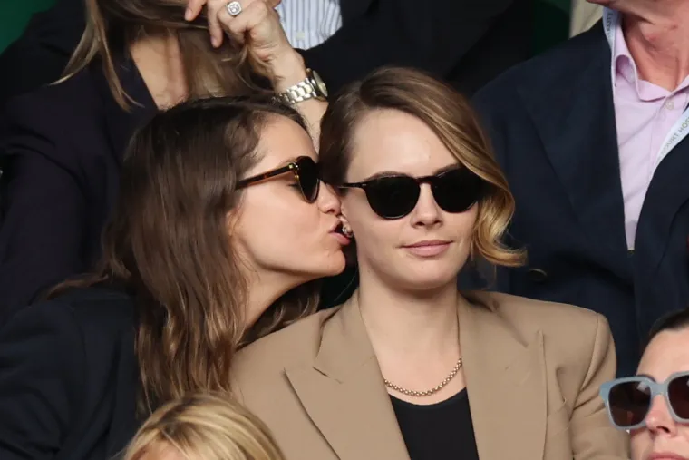 Dok se Novak Đoković znojio na terenu, Cara Delevingne napravila sistematski pregled svoje djevojke - i to jezikom!