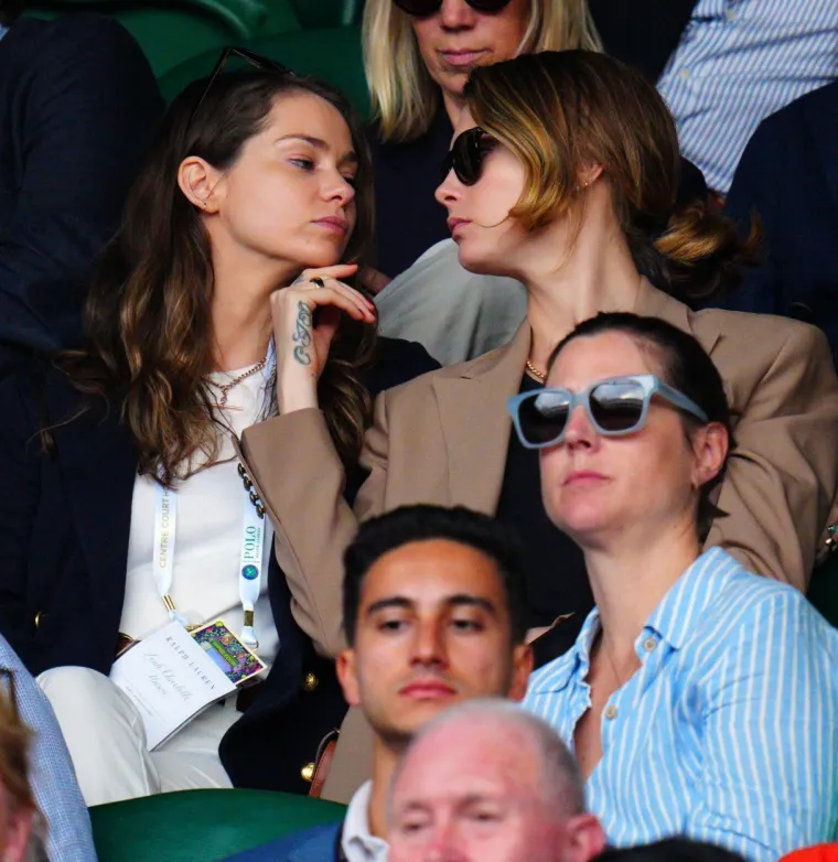 Dok se Novak Đoković znojio na terenu, Cara Delevingne napravila sistematski pregled svoje djevojke - i to jezikom!
