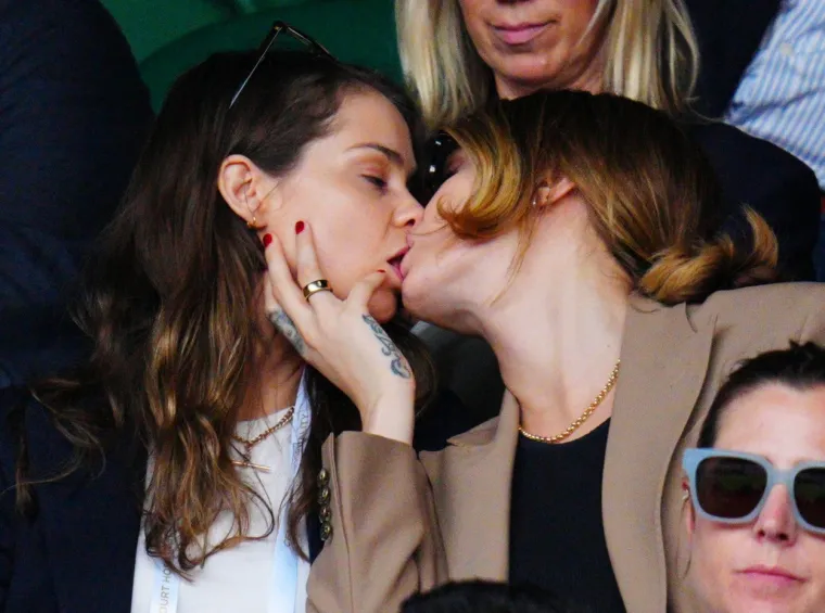 Dok se Novak Đoković znojio na terenu, Cara Delevingne napravila sistematski pregled svoje djevojke - i to jezikom!