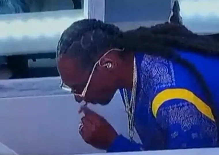 Snoop Doggy Dogg potajno snimljen kako puši travu prije nastupa na Super Bowlu.