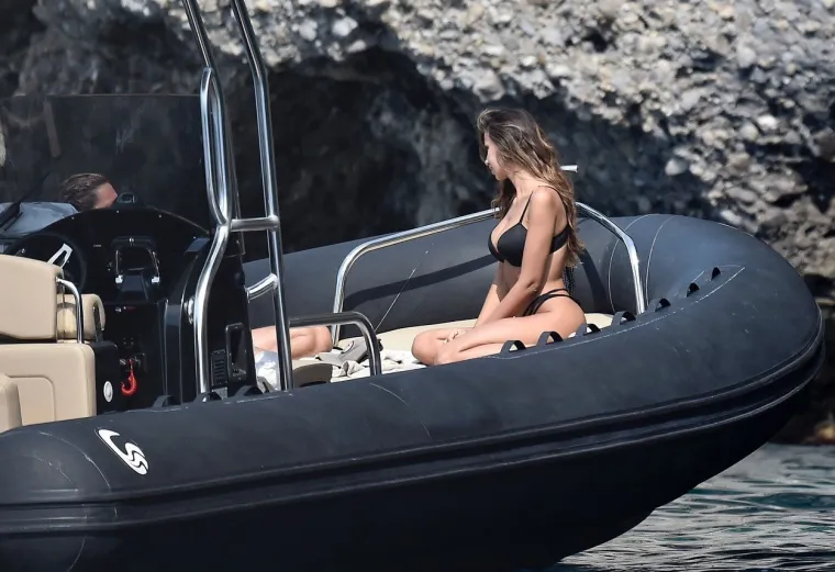 OPUSTILI SE MISLEĆI DA SU SAMI: Bivši dečko Heidi Klum ne skida pogled sa zamamnih oblina fatalne Rumunjke
