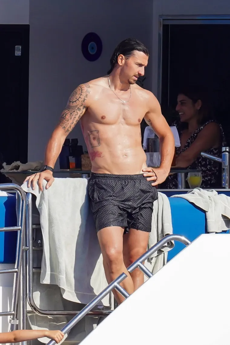 Ibrahimović sa suprugom odmara na jahti: Uzimali su se mobiteli kada je pokazao kako skače na glavu