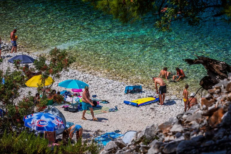 Hrvatski biser koji se isplati posjetiti: Na plaži nema tuševa, nema kafića, nema zapravo ničega osim kristalno čistog mora