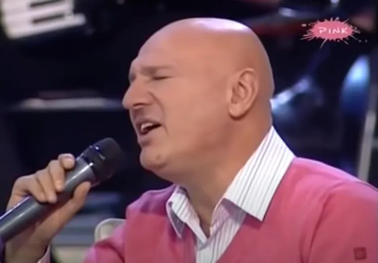 Vozač Mazde (34) koji je lakše ozlijeđen upravljao je vozilom u pijanom stanju i bez vozačke dozvole. Od siline udarca obojica vozača su izgubila kontrolu nad vozilima i udarila u zaštitnu ogradu. Tom prilikom su sve tri osobe iz Seata teže ozlijeđene, a osoba koja se nalazila na suvozačevu mjestu, Šaban Šaulić, je tijekom prijepodneva od ozljeda umrla u bolnici, pisalo je u policijskom priopćenju.