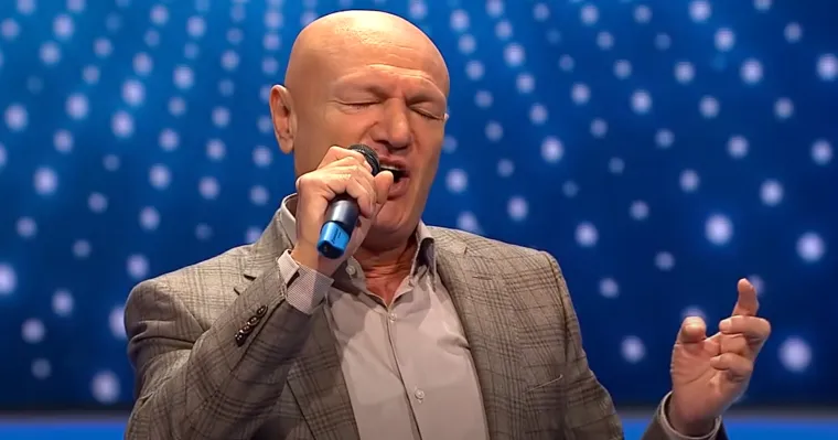&quot;Izboli su me nožem u haustoru. Ja sam ušao iz hodnika koji ima svjetlo. Povuče me ruka jedna u mrak, osjetio sam nož u leđima. Gledao sam kako da pobjegnem, jer sam bio sportaš. Počeli su me bosti u leđa. Sreća pa nisu u živac pogodili. Samo sam vidio taj stari ulaz. Ništa više. Kao slijepa kokoš&quot;, ispričao je pjevač te ostavio šokiranog voditelja bez riječi te je dalje nastavio objašnjavati...