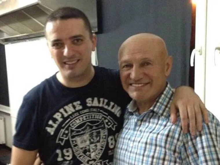 Osim Gordane o Šabanovom predosjećaju da će uskoro umrijeti progovorio i njegov blizak prijatelj, pjevač Hasan Dudić. &quot;Sjedili smo, on je došao ranije s puta. Ja sam bio u sobi i pisao, a u pola četiri mi je zazvonio telefon. Sjeli smo, on je naručio zelenu rajčicu, pršut i pili smo šljivovicu. Bio je tužan, i rekao: &apos;E moj brate, neću ja dugo. Osjećam ja. Avioni, kamioni, automobili, samo jednom bum&quot;, ispričao je Hasan za Kurir.