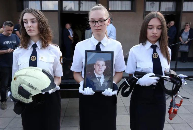 POGREB TRAGIČNO PREMINULOG VATROGASCA: Sirenama na vatrogasnim vozilima diljem Hrvatske odali počast kolegi