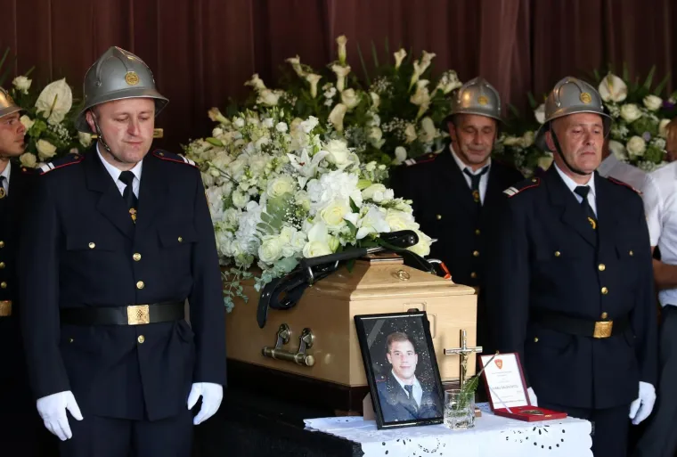 POGREB TRAGIČNO PREMINULOG VATROGASCA: Sirenama na vatrogasnim vozilima diljem Hrvatske odali počast kolegi