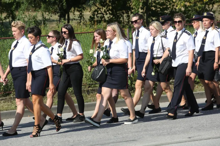 POGREB TRAGIČNO PREMINULOG VATROGASCA: Sirenama na vatrogasnim vozilima diljem Hrvatske odali počast kolegi