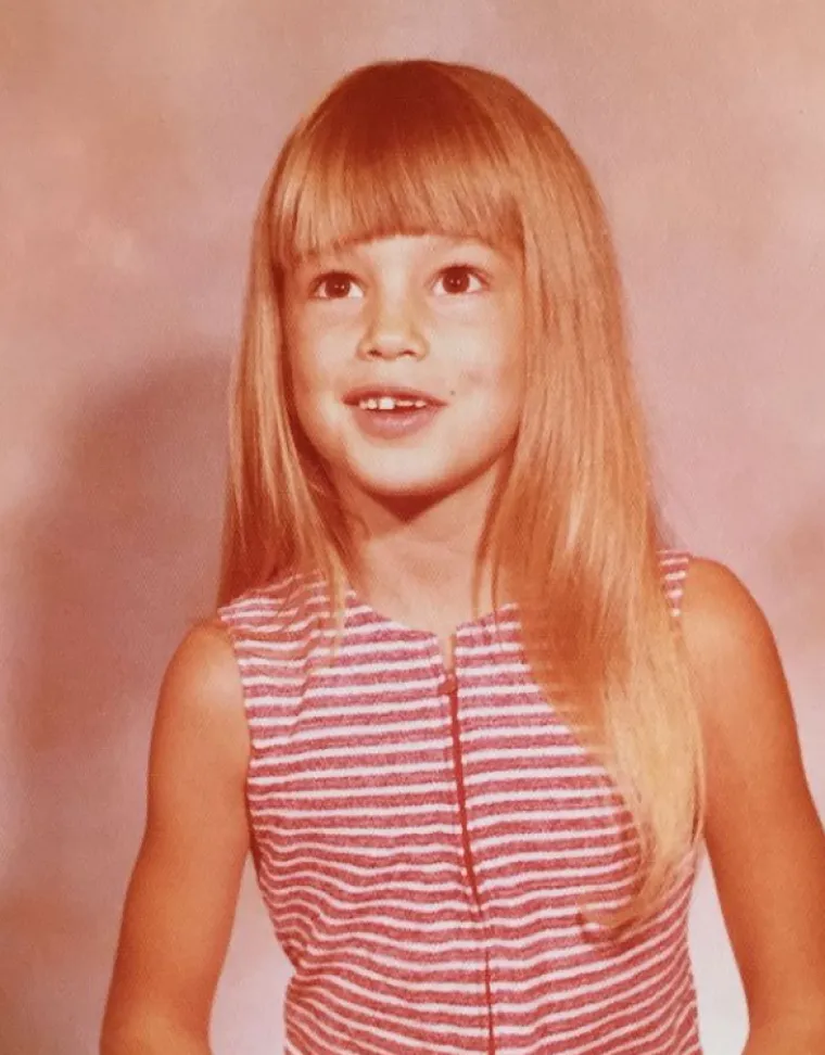 Cindy je djetinjstvo provela u tipičnoj američkoj obitelji. No, kada je imala samo osam godina, njezin brat je preminuo od leukemije. Ne mogavši se nositi s tim gubitkom, četiri godine poslije, njezini se roditelji razvode. Unatoč svemu, Cindy se nije dala pokolebati. Bila je odlična učenica i upisala je fakultet kemijskog inženjerstva u Chicagu.