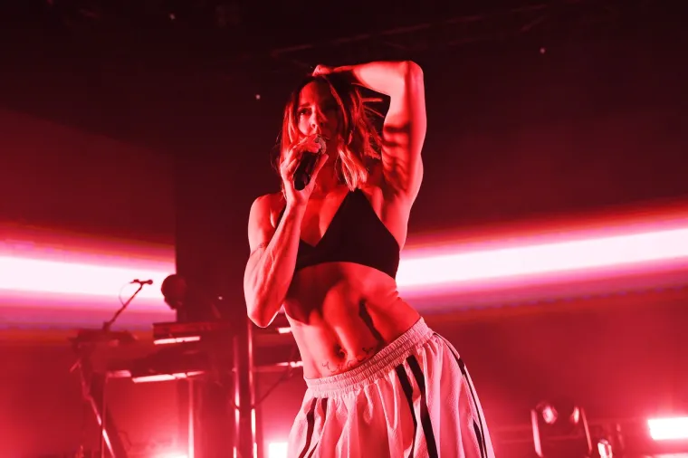 Zbog svoje atletske građe prozvali su je Sporty Spice. Kombinacijom lijekova, odlazaka na terapije i akupunkturom uspjela je pobijediti depresiju s kojom se borila dugi niz godina. 