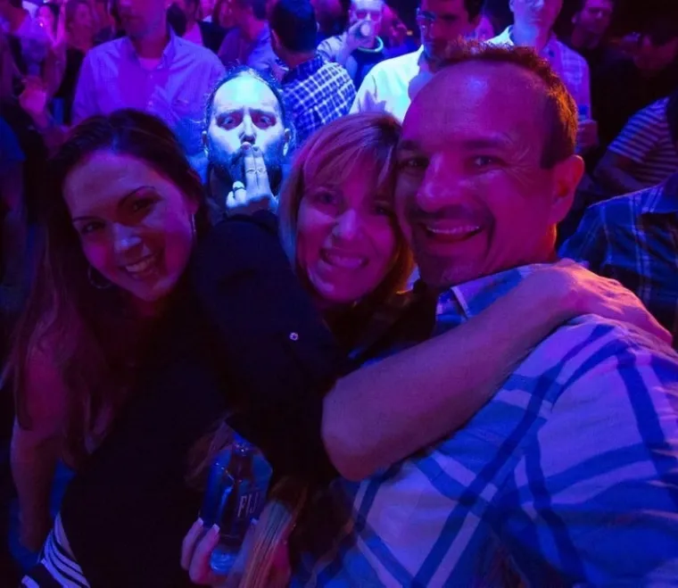 Nakon svega što smo vidjeli, možemo slobodno zaključiti da fotobombe zapravo ne kvare fotografije. One više dođu kao šlag na tortu. Namjeravate li upravo okinuti selfie, budite sigurni da će netko iza vas napraviti nešto što će vašoj footgrafiji dati sasvim novu dimenziju, možda vam čak i osigurati viralni hit. Mislite li da je to nemoguće, samo se sjetite kako su isto mislili i ljudi iz ove fotogalerije.