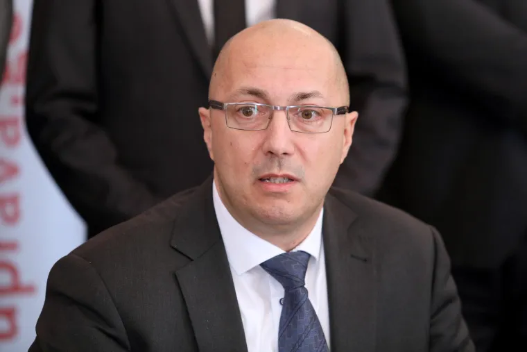 Jedini Mostov ministar kojeg Plenković nije smijenio jest Ivan Kovačić. On je ostavku na mjesto prvog čovjeka Ministarstva uprave podnio samo dan kasnije nakon smjene svojih trojice kolega, čime je Most prešao u oporbu. Iako je SDP-ovku Vesnu Nađ zaposlio u državnoj službi za vrijeme dok je ona primala pravo na &quot;šest plus šest&quot; mjeseci plaće nakon svoje smjene. No, to nije smetalo Plenkovića u tom trenutku. Kovačića je na mjestu ministra uprave zamijenio Lovro Kuščević, koji će postati protagonistom jedne od najpoznatijih afera. 