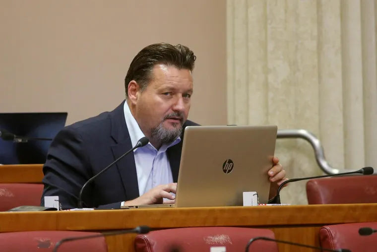 Lovro Kuščević zamijenio je Mostovog Ivana Kovačića na čelu Ministarstva uprave, na koje je došao s mjesta ministra graditeljstva i prostornog uređenja. No, na toj je funkciji izdržao svega dvije godine. U ljeto 2019. otkriveno je kako je Kuščević još za vrijeme dok je bio načelnik bračke općine Nerežišće mimo zakona donosio odluke o prekrajanju prostornog plana, malverzacijama sa zemljištima te stečajem i preprodajom poslovnih prostora. Uz to, svoje je raskošne nekretnine u imovinskoj kartici prikazivao kao šumu i pašnjak, istovremeno ih iznajmljujući turistima. Nakon što je, uslijed pritiska javnosti, podnio ostavku, USKOK je protiv njega pokrenuo istragu koja je rezultirala optužnicom. Sudski proces je u tijeku. Navodi se kao član središnjeg odbora HDZ-a.