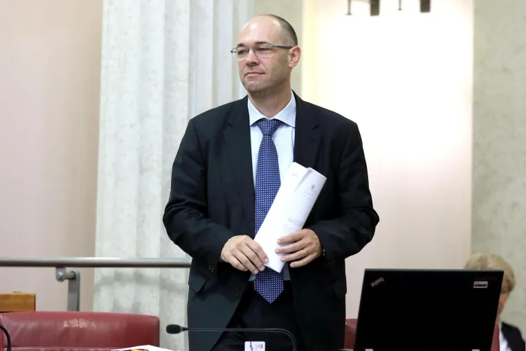 Iskusni diplomat, Davor Ivo Stier bio je prvi Plenkovićev izbor za fotelju ministra vanjskih i europskih poslova. No, na toj je poziciji izdržao sve do sredine lipnja 2017. kada je sam podnio ostavku, pravdajući se da se više želi posvetiti Hrvatskoj kroz rad u tajništvu HDZ-a, gdje je bio politički tajnik. Na unutarstranačkim izborima 2020. je pokušao srušiti Andreja Plenkovića, zajedno s Ivanom Penavom i Mirom Kovačem, no dobio je malu potporu stranačkih kolega. Navodi se kao saborski zastupnik i član središnjeg odbora HDZ-a. U Ministarstvu vanjskih i europskih poslova zamijenila ga je Marija Pejčinović Burić.