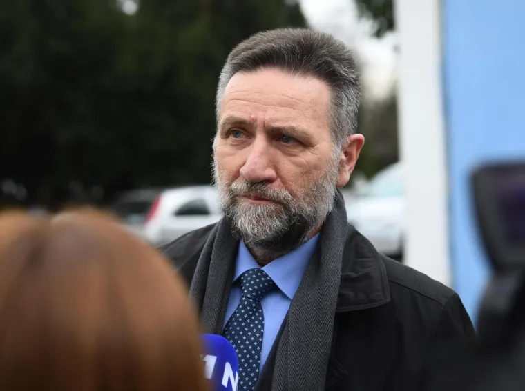 Pavo Barišić bio je ministar  znanosti i obrazovanja u prvoj Plenkovićevoj Vladi. Javnosti je najviše ostao upamćen kad je prijavljen zbog autoplagiranja, odnosno nepravilnog citiranja vlastite znanstvene građe, doktorskoga rada obranjenoga 1989. na Sveučilištu u Augsburgu. Sabor ga je razriješio dužnosti 9. lipnja 2017., kada ga je zamijenila Blaženka Divjak, koja je ondje došla po koalicijskom sporazumu između HDZ-a i HNS-a. Barišić je potom postao dekanom novoosnovanog Fakulteta Hrvatskih studija, no rektor Sveučilišta u Zagrebu, Damir Boras ga je smijenio nakon što je počeo propitivati financije njegova bliskog suradnika, prprektora Ante Čovića.  