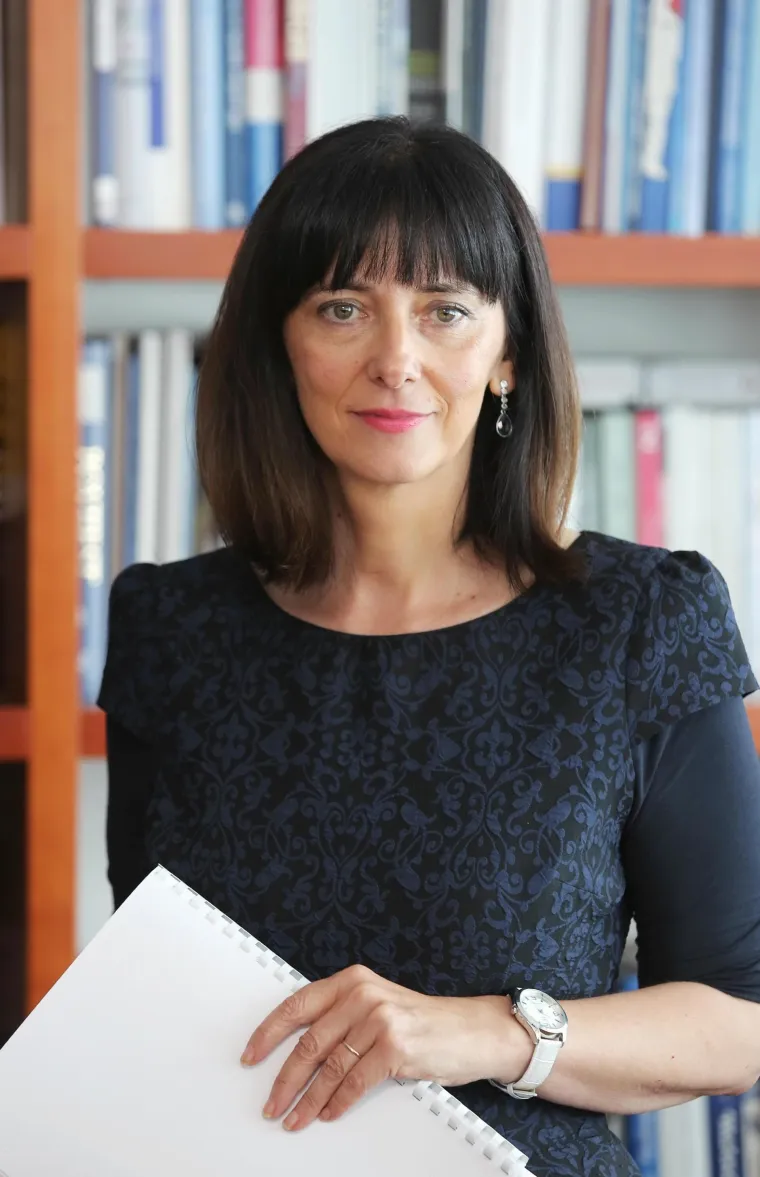Blaženka Divjak naslijedila je Pavu Barišića u Ministarstvu znanosti i obrazovanja te nakon mnogo neuspjelih pokušaja uspjela djelomično reformirati hrvatsko osnovno i srednje obrazovanje. Njena liberalna kurikularna reforma nije se svidjela mnogim dotadašnjim krojiteljima obrazovanja u Hrvatskoj, no premijer Plenković ju je s ministarske pozicije uklonio tek nakon prošlih parlamentarnih izbora, kad je HDZ odlučio stvoriti novu koaliciju bez HNS-a. Ostat će upamćena i po brojnim raspravama s Nacionalnim stožerom ivilne zaštite oko epidemioloških mjera u školama, ali i po uspješnoj implementaciji online-nastave. 