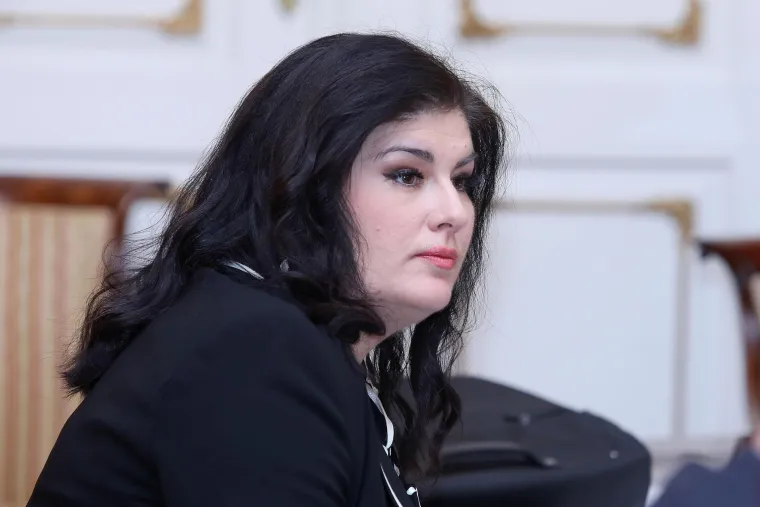 Gabrijela Žalac bila je ministrica regionalnog razvoja i fondova EU od početka prve Plenkovićeve vlade do smjene 19. srpnja 2019. Probila se zahvaljujući vezama s moćnim HDZ-ovcem iz Slavonije, Tomislavom Čuljkom te vrlo dobrim odnosima s premijerom Plenkovićem. Oporba je često isticala da je Hrvatska zahvaljujući njoj povukla jednoznamenkasti iznos potpora iz fondova EU, a njeno se ime veže uz nekoliko afera. Najprije je 2019. Mercedesom udarila djevojčicu, a nakon što je sama otkrila da joj je vozačka dozvola istekla tri godine ranije, podnijela je ostavku koju Plenković nije prihvatio. Tada je ispod rada prošlo da je pogodovala tvrtci Ampelos za izradu softvera za ministarstvo, zbog čega je i uhićena te je provela dva mjeseca u Remetincu. To se dogodilo nakon rekonstrukcije Vlade kojom je Plenković počistio nekoliko aferama opterećenih ministara. Žalac se spominje i u aferi Vjetroelektrane, jer je na traženje Josipe Rimac, koristila svoj utjecaj kako bi osigurala HBOR-ov kredit za izgradnju vjetroelektrane Krš-Pađene. Na ministarskoj poziciji ju je zamijenio Marko Pavić.