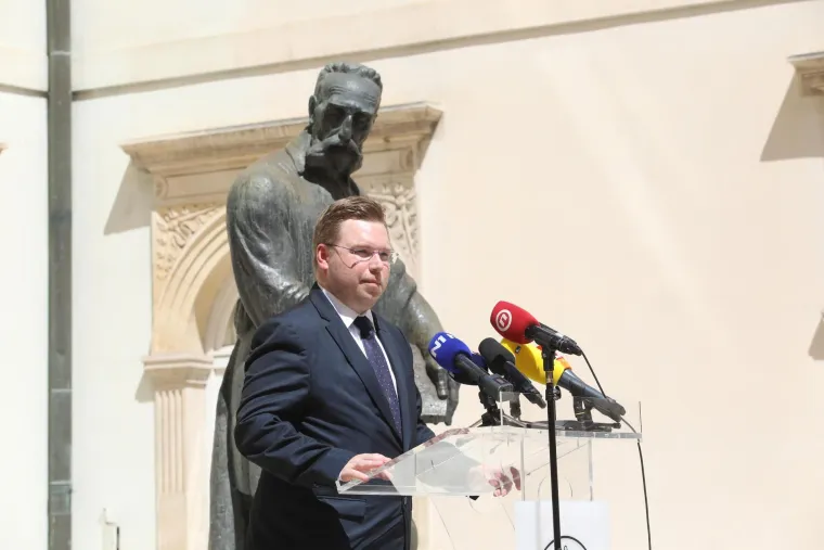 Marko Pavić je jedan od onih koji su kod Plenkovića sjedili na dvije ministarske fotelje. Najprije je od Tomislava Ćorića preuzeo resor rada i mirovinskog sustava, gdje se istaknuo po mučnim pregovorima oko mirovinske reforme, a zatim je od Gabrijele Žalac preuzeo resor regionalnog razvoja i fondova EU. Poznat je po aferi Parfem sa samog kraja svog mandata, jer je peglao karticu Ministarstva na skupa vina, olovke i parfeme, a nije dokazao da se radi o službenim poklonima za dio visokih predstavnika EU. No, nikad nećemo doznati je li ta afera bila dovoljna da premijera Plenkovića nagna da ga s novim mandatom zamijeni Natašom Tramišak. Jedina kazna koju je Pavić zbog te afere dobio jest 5000 kuna od Povjerenstva za odlučivanje o sukobu interesa. Čak je dobio mogućnost da tu kaznu plati na rate. Trenutno je saborski zastupnik i član središnjeg odobra HDZ-a.
