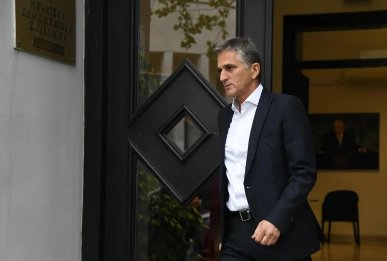 Kontroverzni bivši nogometni sudac Goran Marić u prvoj je Plenkovićevoj vladi najprije bio bez portfelja, a potom je postao ministrom državne imovine, zbog čega se u javnosti raspravljalo da je to ministarstvo osnovano zbog njega. Kako je upravljao državnom imovinom pokazao je nizom afera. Prvo je pod sumnjivim okolnostima, Marićev brat imenovan za člana uprave u jednoj od tvrtki HŽ-a, jer je nešto ranije iz te uprave jedan član razriješen. Potom je u imovinskoj kartici za četiri puta umanjio vrijednost svoje vikendice u Živogošću, a zaboravio je prijaviti i prihode od iznajmljivanja. Potom je propustio navesti i kuću od 67 kvadrata u Remetama, koja je najprije glasila na suprugu, da bi ju kasnije prebacio darovnim ugovorom na sina, kako je više ne bi morao prijavljivati. Potom je Marić prodao državno zemljište vlasniku tvrtke koja je izgradila luksuzni stan u kojem živi njegov sin, da bi sve začinio odobravanjem projekta obnove samostana Majke božje Lurdske u Zagrebu, za kojeg je zauzvrat od župe dobio neupotrebljivi stan i novac. Marić je sam podnio ostavku 16. srpnja 2019., svega tri dana prije druge Plenkovićeve rekonstrukcije Vlade, poručivši medijima da su ga linčovali. Naslijedio ga je Mario Banožić, koji je spajanjem državne imovine s resorom graditeljstva prešao u MORH. Marić se navodi kao član predsjedništva HDZ-a.