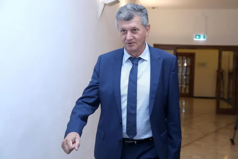 Milan Kujundžić bio je ministar zdravstva koji je uspio preživjeti prvu Plenkovićevu vladu i njene dvije rekonstrukcije, iako je imao podosta afera. On je, kao i mnogi njegovi kolege iz vlade, varao u imovinskoj kartici. Najprije nije objasnio kako je kupio kuću u Maksimiru površine 288 kvadrata, a zatim je za 50 posto smanjio vrijednost druge kuće u Markuševcu. Na kraju je ispalo da su kuću kupili sami od sebe, a da im je novac pritom posudio vlasnik jednog ljekarničkog lanca. Bilo je problema i s kućom u Ivanbegovini, koju je Kujundžić u imovinskoj kartici skratio na 100 kvadrata bez okućnice, iako zapravo ima 184 kvadrata i leži na 1016 kvadrata okućnice. Pritm su njegovi rođaci napali novinarku koja je došla snimiti kuću. Osim toga, zaboravio je navesti dva apartmana na Pagu i oranicu u Novom Zagrebu. Doznalo se i kako je Ministarstvo zdravstva isplatilo 4,7 milijuna kuna bivšem poslovnom partneru i susjedu Kujundžićevih, Nevenu Mrkši. Sve je to otkriveno u posljednjem tjednu siječnja 2020., netom prije nego što će epidemija koronavirusa stići u Europu, pa ga je premijer Plenković razriješio i na njegovo mjesto postavio Vilija Beroša. 