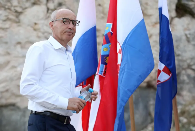 General Damir Krstičević bio je ministar obrane sve do nekoliko posljednjih tjedana prve Plenkovićeve vlade. Ostat će upamćen po neuspjeloj kupnji rabljenih američkih borbenih zrakoplova F-16 od Izraela te po dvije nesreće u kojima je poginulo dvoje i ozlijeđeno osam vojnika. Najprije je kod Paga u siječnju 2020. pao novi helikopter Kiowa, a zatim se na ravnom dijelu poligona u Kinu prevrnulo oklopno vozilo, što je Krstičević zataškao. I on je imao problema s nekretninama, uglavnom smanjujući njihovu kvadraturu ili ih uopće ne navodeći u imovinskoj kartici. Njegovom ranijem odlasku presudili su i brojni slučajevi vojničke nediscipline, zbog čega je na kraju podnio ostavku. U MORH-u ga je zamijenio Mario Banožić, a i dalje je član nacionalnog vijeća HDZ-a.