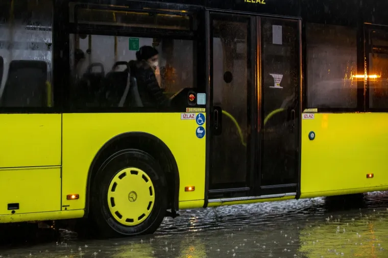 Vatrogasne ekipe ispumpavaju vodu iz poplavljenih podruma i prizemlja stambenih zgrada.