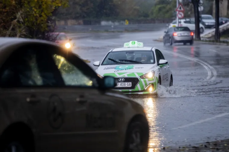 [FOTO] KAOS U SPLITU: Grad je poplavljen, prometnice su pod vodom; Vatrogasci izvlače aute i ispumpavaju vodu iz kuća i zgrada