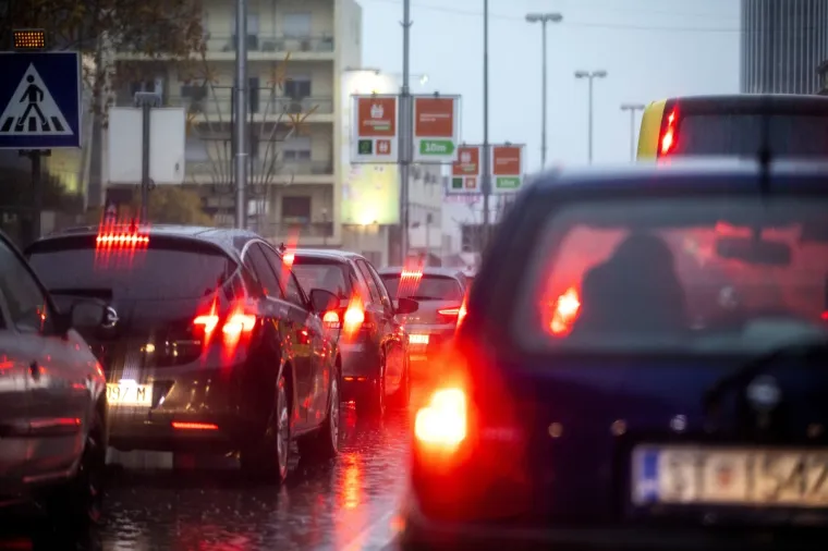 [FOTO] KAOS U SPLITU: Grad je poplavljen, prometnice su pod vodom; Vatrogasci izvlače aute i ispumpavaju vodu iz kuća i zgrada