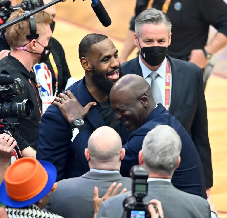 Kad Michael Jordan uđe u dvoranu, svi se (ne)ustaju: Megan Fox, vidiš li ovo?