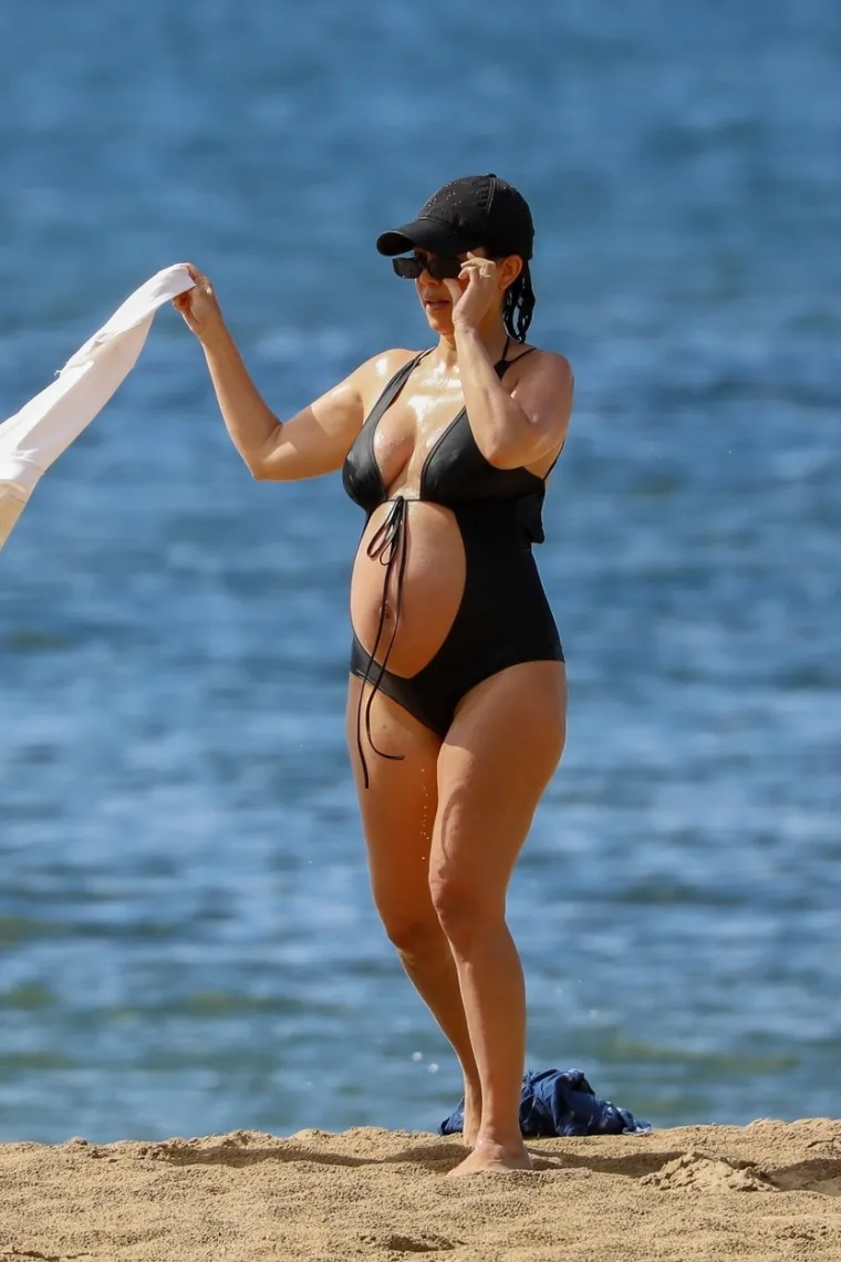 Jedna od sestara Kardashian je do sada pokazivala svoje obline, a sada ponosno pokazuje svoj trudnički trbuh