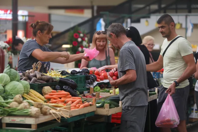 Grožđe i rajčica oko tri eura,  smokve skoro četiri, a grah šest. Ovo je ponuda na karlovačkoj tržnici