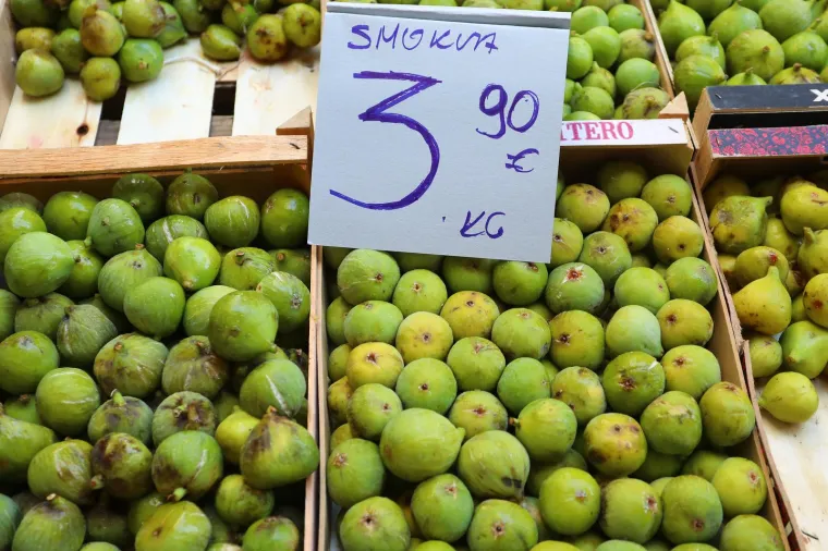 Grožđe i rajčica oko tri eura,  smokve skoro četiri, a grah šest. Ovo je ponuda na karlovačkoj tržnici