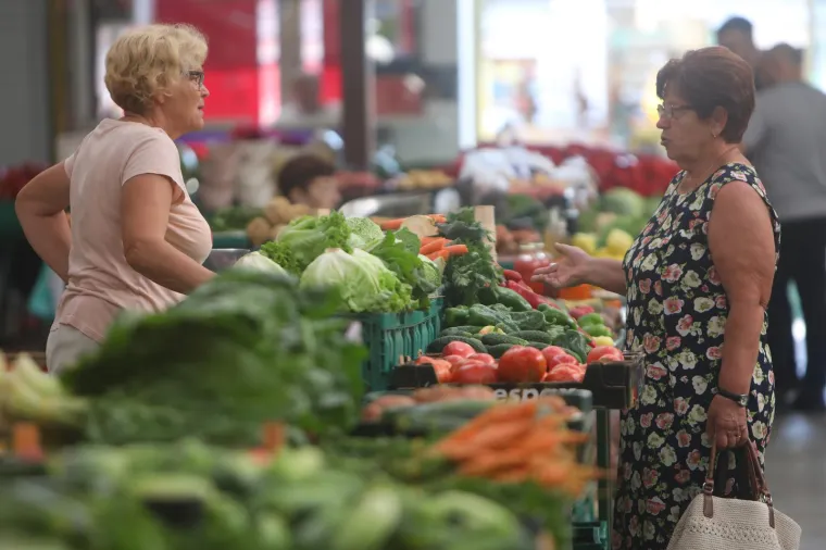 Grožđe i rajčica oko tri eura,  smokve skoro četiri, a grah šest. Ovo je ponuda na karlovačkoj tržnici