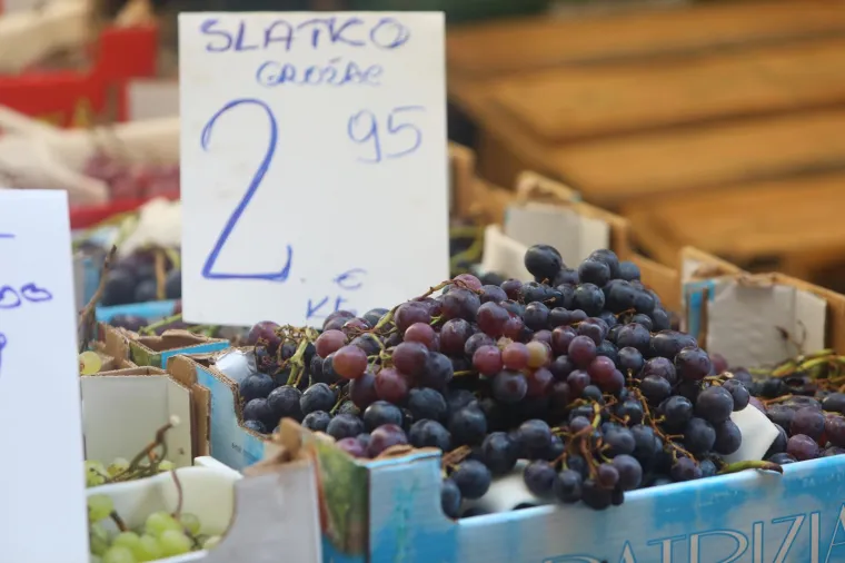 Grožđe i rajčica oko tri eura,  smokve skoro četiri, a grah šest. Ovo je ponuda na karlovačkoj tržnici