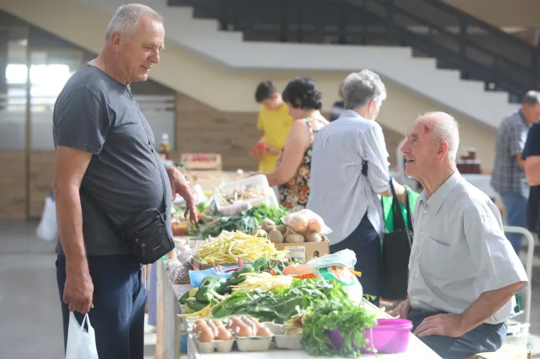 Grožđe i rajčica oko tri eura,  smokve skoro četiri, a grah šest. Ovo je ponuda na karlovačkoj tržnici