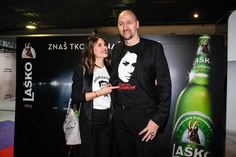 Viktorija i Dino poznati su po tome što se često znaju šaliti na vlastiti račun i u javnosti. Tako je Dino jednom prilikom o Viktoriji pričao ovako: &quot;I tako 20 godina. Nikad dosadno. Što ću kad je volim. I njeno snalaženje u prometu i njenih xxxxx pari cipela i kad nema što za obući i njenu ljubav prema avionima i njen PMS i njene najbolje prije i kad me tjera da probam neku spizu i kad kasni i kad pita jesam se udebljala (noooooooou) i kad joj se ne da i kad ne bi doma do zore i kad joj ogrebu auto i kad kopa po torbi i kad mene hoće obučenog presvući. I ima toga još, ali nešto moram ostaviti za sljedećih 40. I za kraj rekao bi Mišo &apos;malo mi je jedan život s tobom&apos;&quot;, priznao je.
