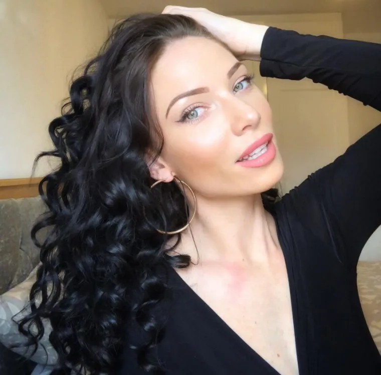 April je otkrila da joj je sada prioritet karijera te je drugu godinu zaredom dizajnirala nacionalnu nošnju za natjecanje Miss Universe. 