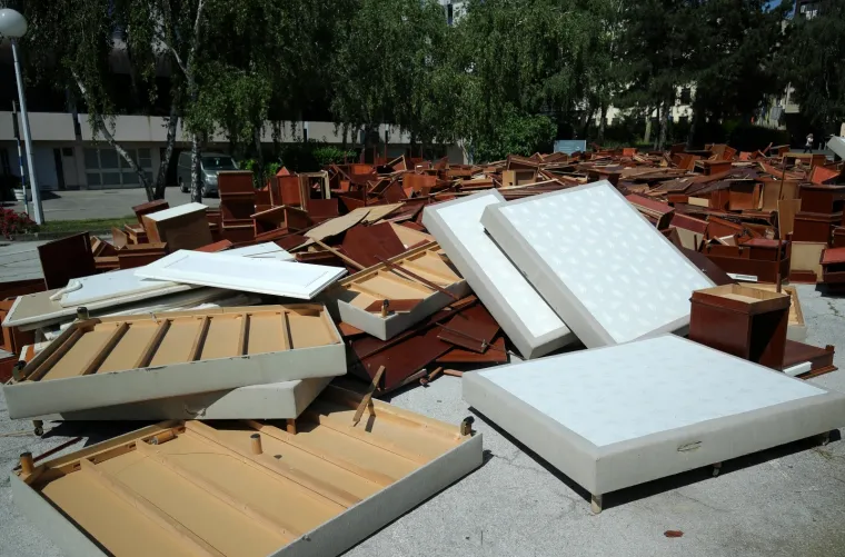 Ispred hotela Panorama pažnju Zagrepčana privlači razbacani stari namještaj