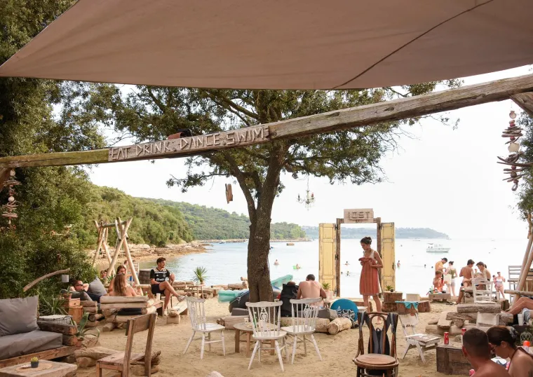 Stinjan - Jedna od turistima najposjećeniih plaža u Puli i okolici, svakako je stinjanski Lost bay beach bar