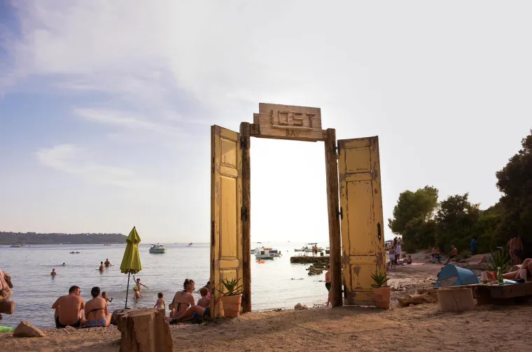 Stinjan - Jedna od turistima najposjećeniih plaža u Puli i okolici, svakako je stinjanski Lost bay beach bar
