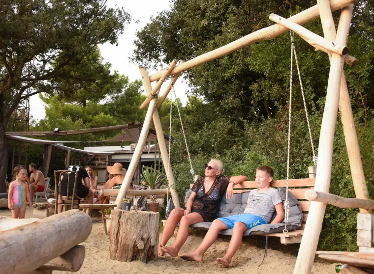 Stinjan - Jedna od turistima najposjećeniih plaža u Puli i okolici, svakako je stinjanski Lost bay beach bar
