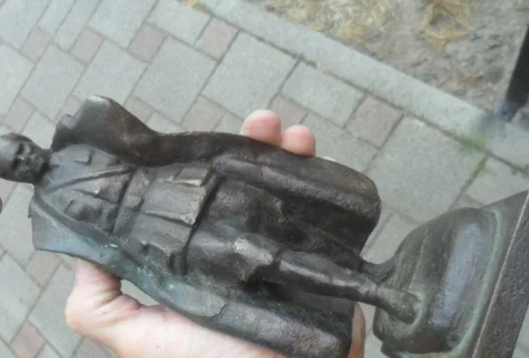 Čak pet kilograma teška brončana skulptura Tita prodaje se za 499 eura. 