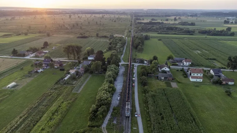 Ovo je teretni vlak koji je iskočio s tračnica na pruzi Zagreb-Vinkovci