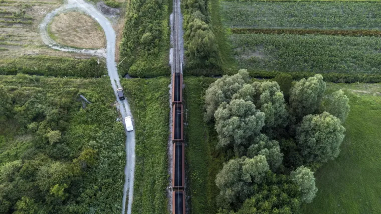 Ovo je teretni vlak koji je iskočio s tračnica na pruzi Zagreb-Vinkovci