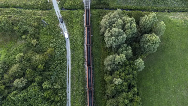 Ovo je teretni vlak koji je iskočio s tračnica na pruzi Zagreb-Vinkovci
